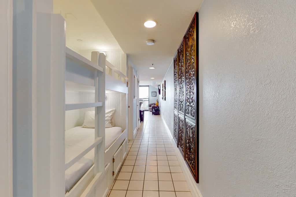 Gulf-Front Condo w Lovely Gulf View, Beach Access & Shared Pool, Hot Tub & Gym