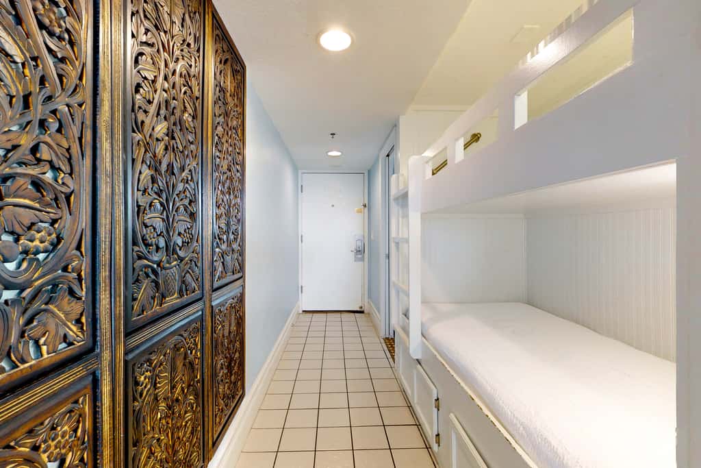 Gulf-Front Condo w Lovely Gulf View, Beach Access & Shared Pool, Hot Tub & Gym