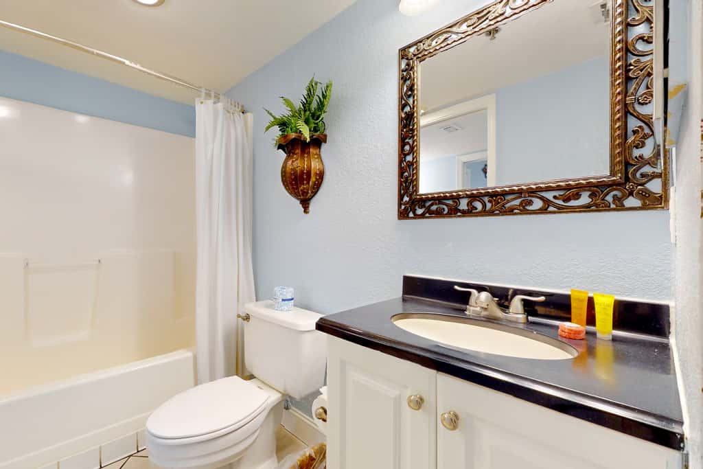 Gulf-Front Condo w Lovely Gulf View, Beach Access & Shared Pool, Hot Tub & Gym