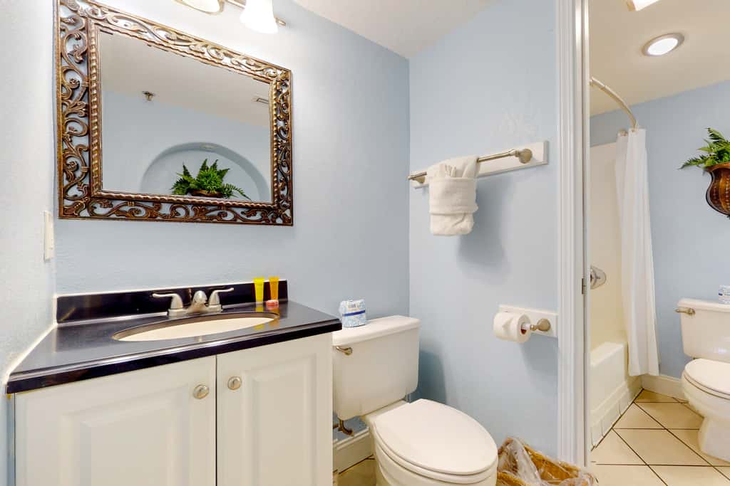 Gulf-Front Condo w Lovely Gulf View, Beach Access & Shared Pool, Hot Tub & Gym