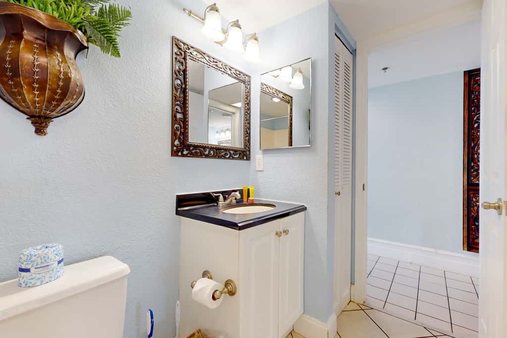 Gulf-Front Condo w Lovely Gulf View, Beach Access & Shared Pool, Hot Tub & Gym