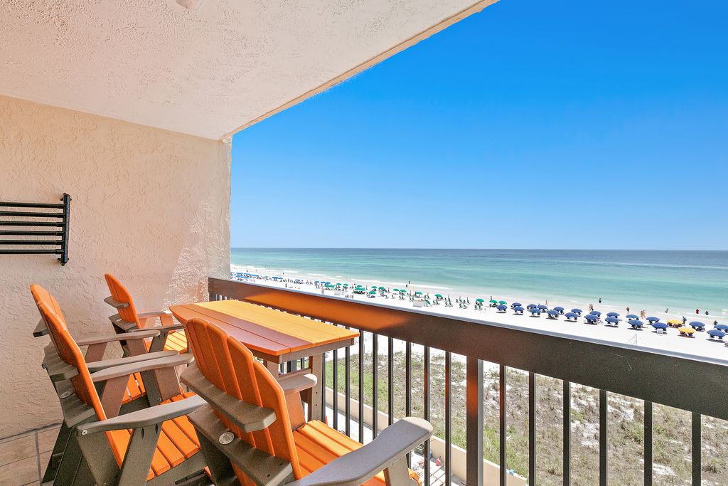 5th floor condo w splash pad, multiple pools, and on-site bar
