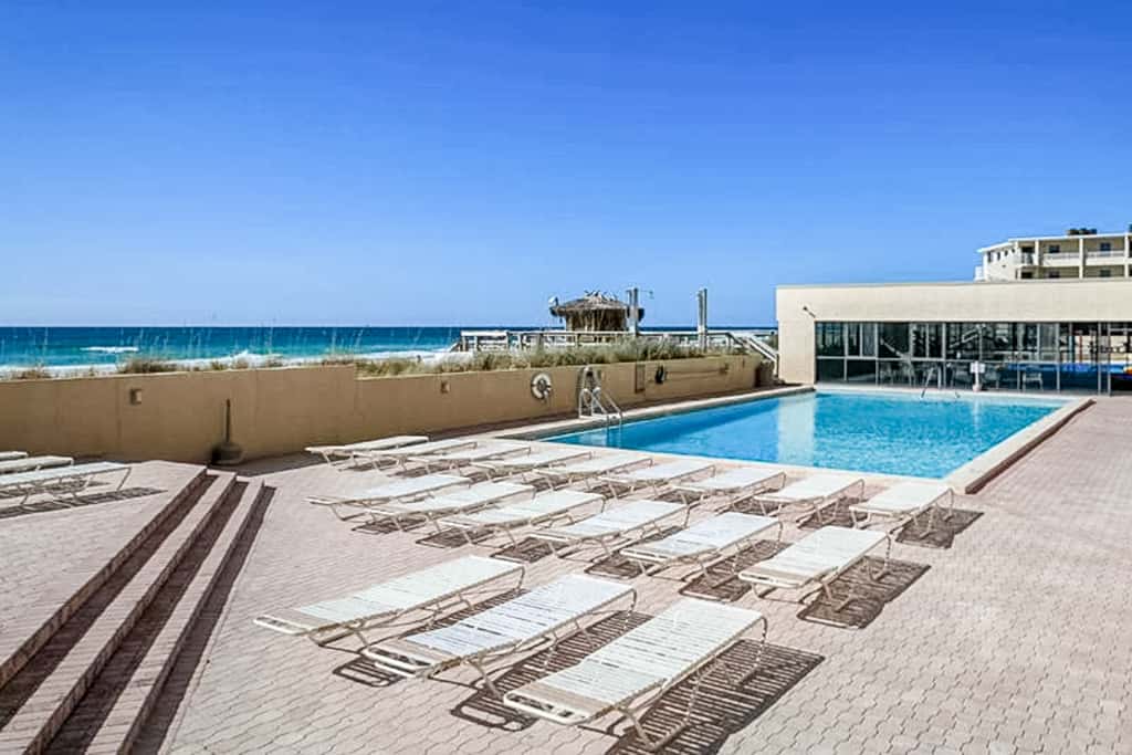 5th floor condo w splash pad, multiple pools, and on-site bar