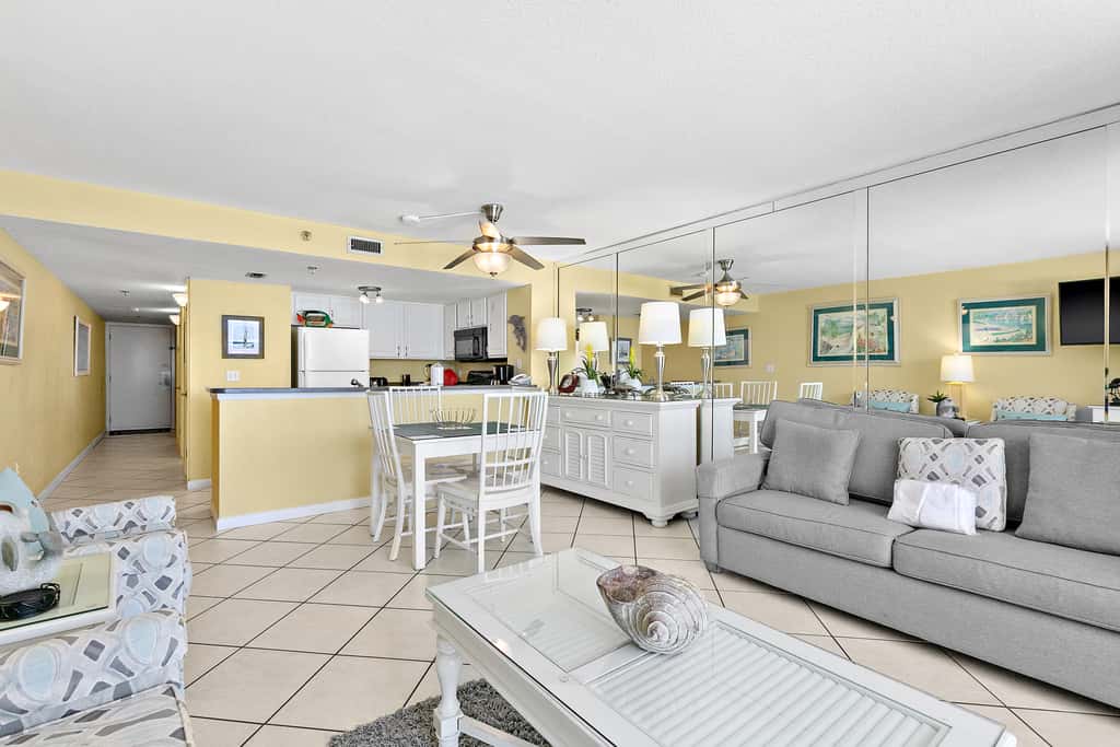 5th floor condo w splash pad, multiple pools, and on-site bar