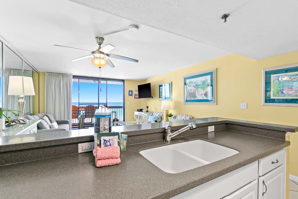 5th floor condo w splash pad, multiple pools, and on-site bar