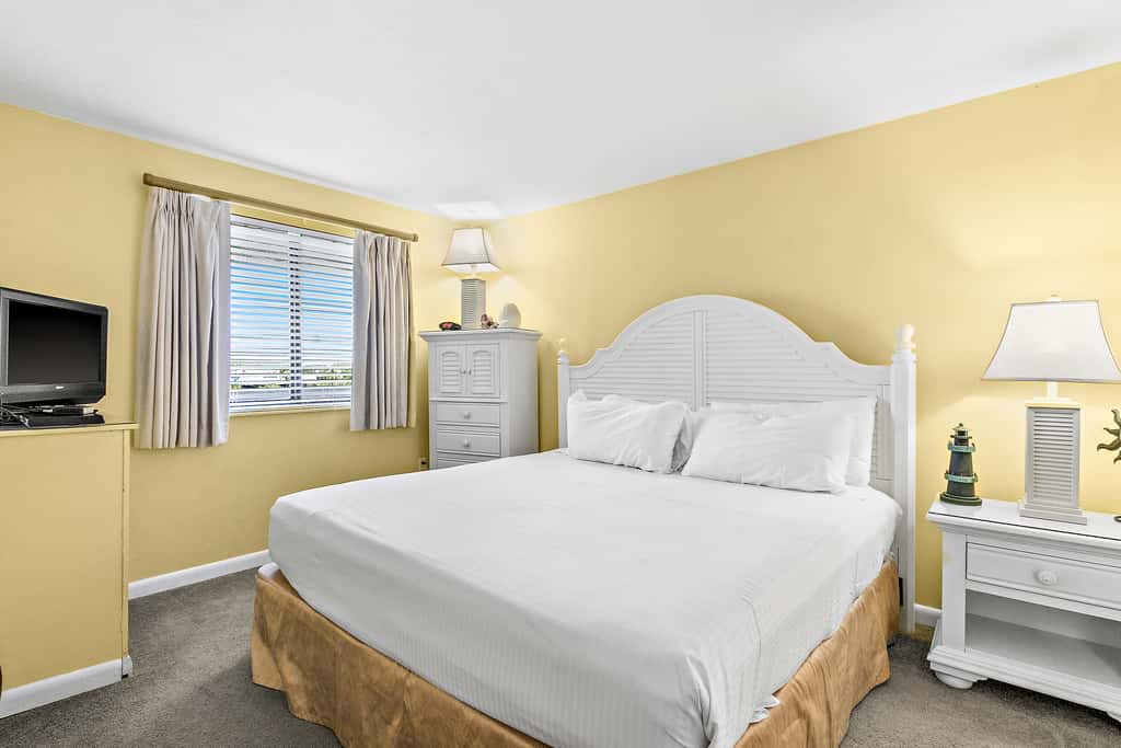 5th floor condo w splash pad, multiple pools, and on-site bar