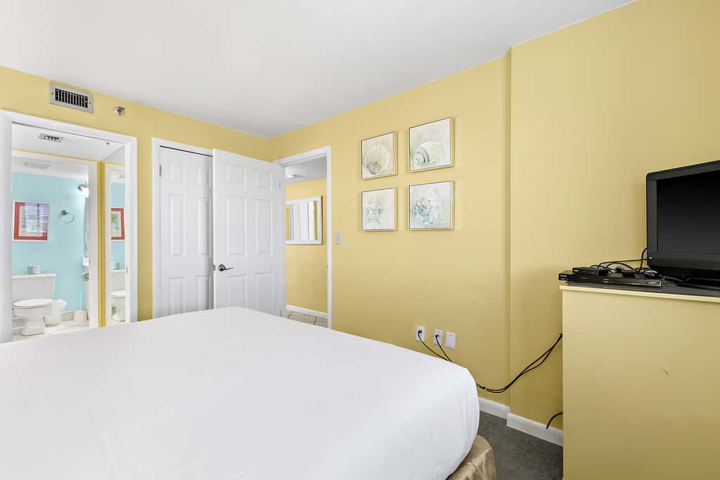 5th floor condo w splash pad, multiple pools, and on-site bar