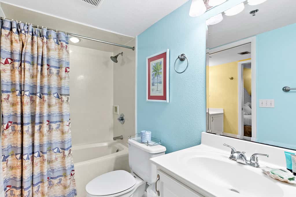 5th floor condo w splash pad, multiple pools, and on-site bar