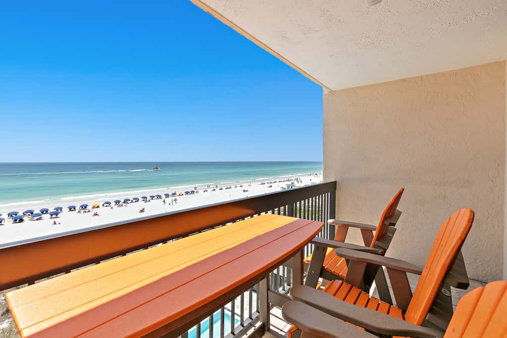 5th floor condo w splash pad, multiple pools, and on-site bar