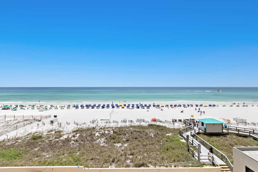 5th floor condo w splash pad, multiple pools, and on-site bar