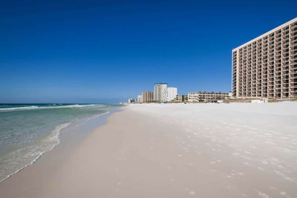 5th floor condo w splash pad, multiple pools, and on-site bar