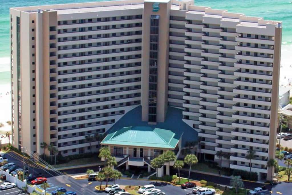 5th floor condo w splash pad, multiple pools, and on-site bar