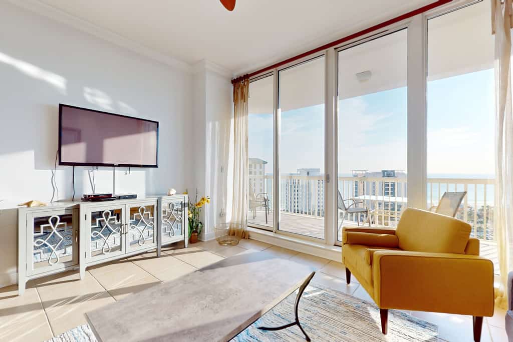Gorgeous penthouse w shared outdoor pool, hot tub, tennis - Snowbird-friendly