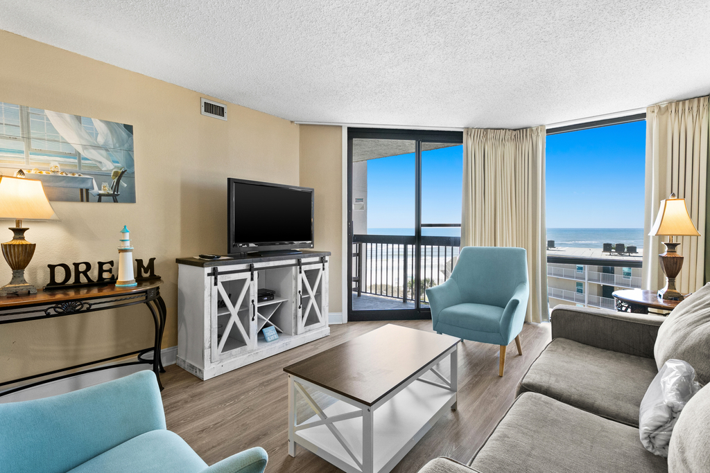 Lovely Sixth-Floor Condo, with Shared Splash Pad, Multiple Pools, & Hot Tub