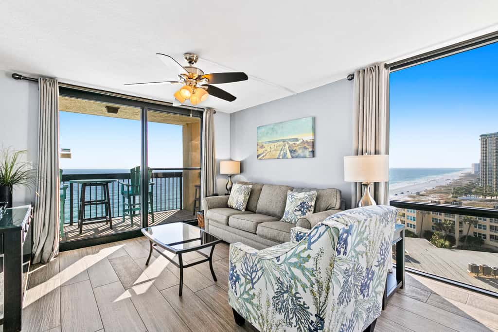 10th Floor Beautiful Condo, Splash pad w multiple pools & hot tub