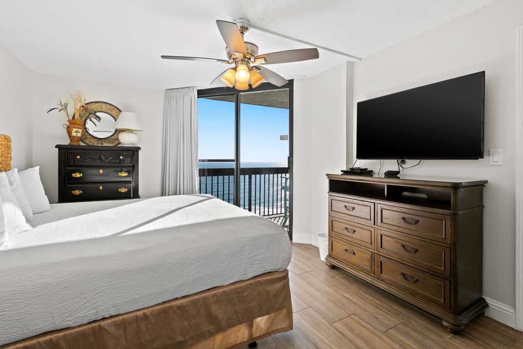 10th Floor Beautiful Condo, Splash pad w multiple pools & hot tub