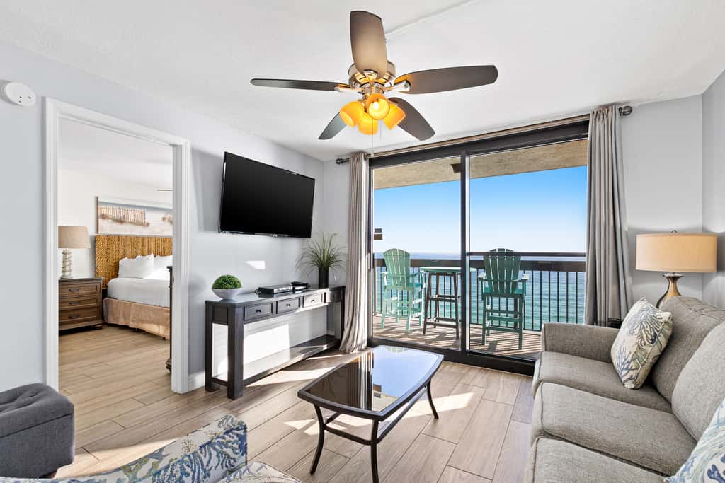 10th Floor Beautiful Condo, Splash pad w multiple pools & hot tub