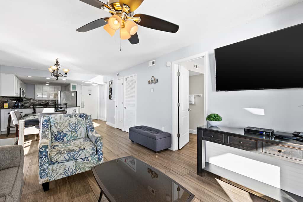 10th Floor Beautiful Condo, Splash pad w multiple pools & hot tub
