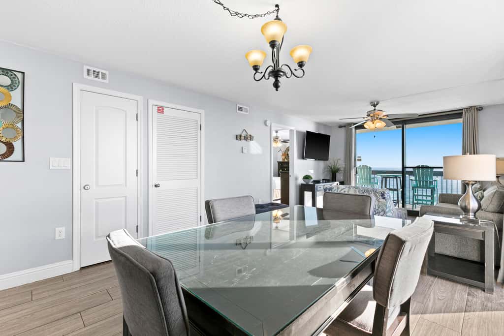 10th Floor Beautiful Condo, Splash pad w multiple pools & hot tub