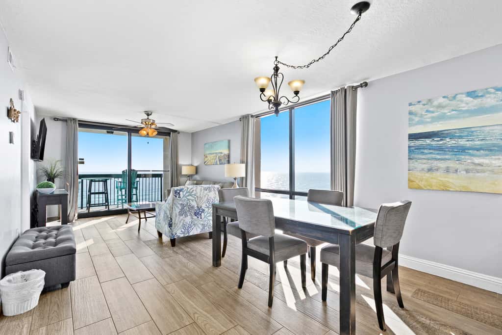 10th Floor Beautiful Condo, Splash pad w multiple pools & hot tub