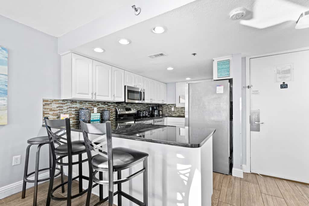 10th Floor Beautiful Condo, Splash pad w multiple pools & hot tub