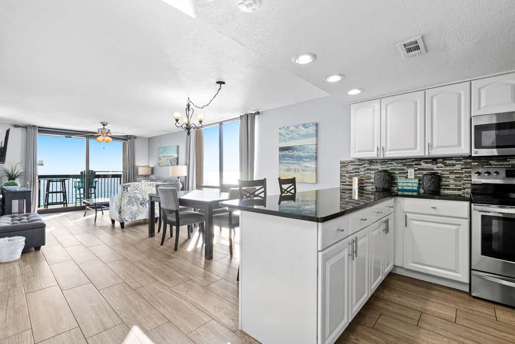 10th Floor Beautiful Condo, Splash pad w multiple pools & hot tub