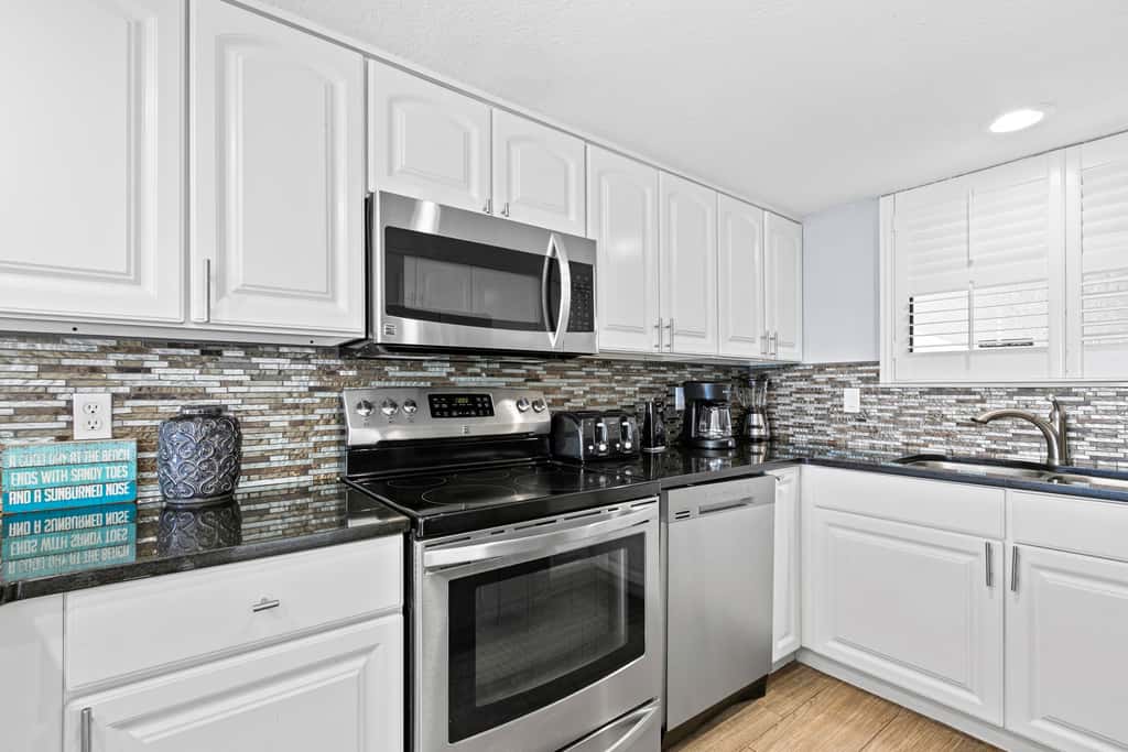 10th Floor Beautiful Condo, Splash pad w multiple pools & hot tub
