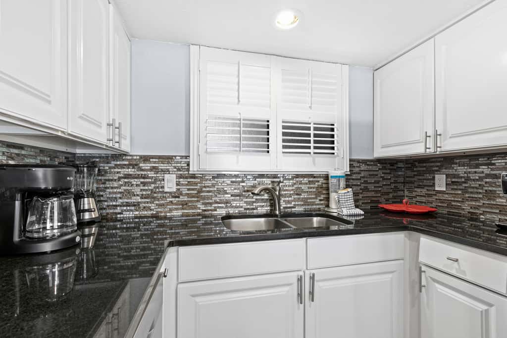 10th Floor Beautiful Condo, Splash pad w multiple pools & hot tub