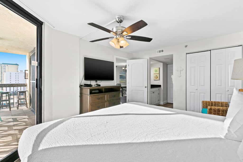 10th Floor Beautiful Condo, Splash pad w multiple pools & hot tub