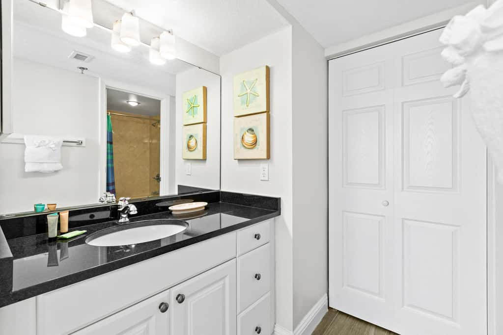 10th Floor Beautiful Condo, Splash pad w multiple pools & hot tub