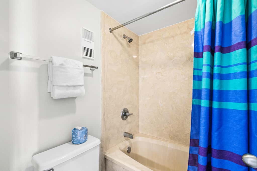 10th Floor Beautiful Condo, Splash pad w multiple pools & hot tub