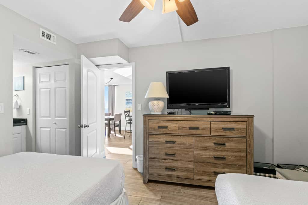 10th Floor Beautiful Condo, Splash pad w multiple pools & hot tub