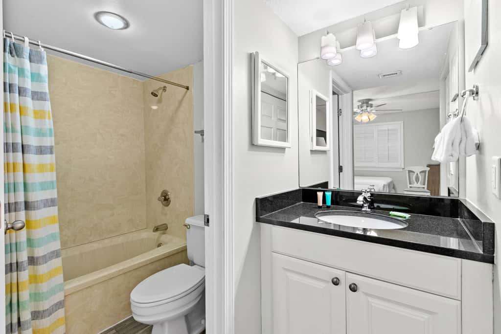 10th Floor Beautiful Condo, Splash pad w multiple pools & hot tub