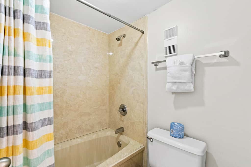 10th Floor Beautiful Condo, Splash pad w multiple pools & hot tub