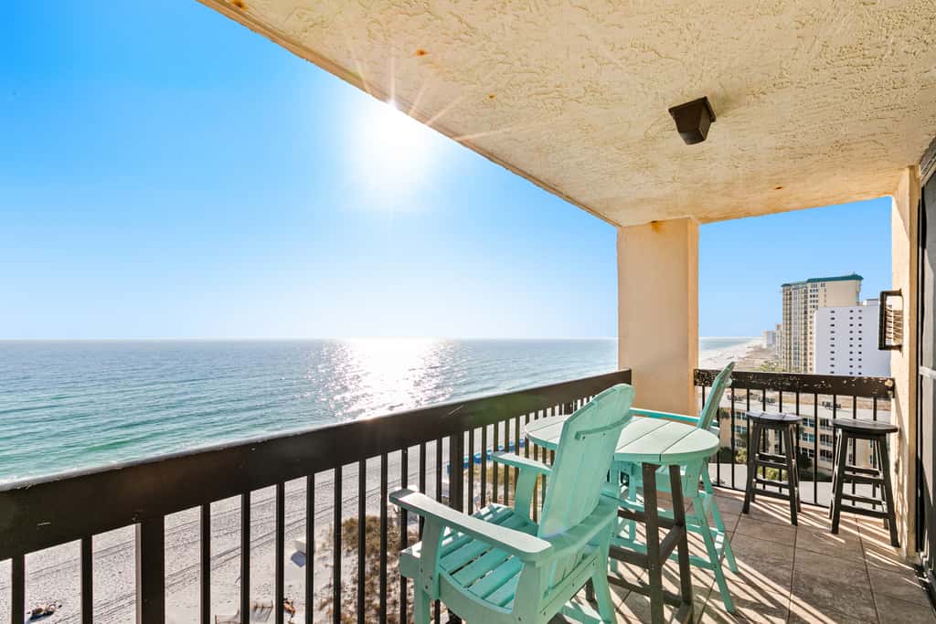 10th Floor Beautiful Condo, Splash pad w multiple pools & hot tub