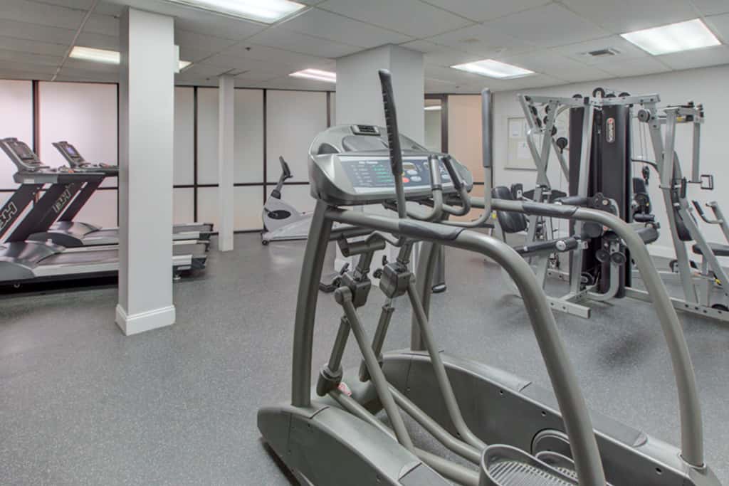 10th Floor Beautiful Condo, Splash pad w multiple pools & hot tub