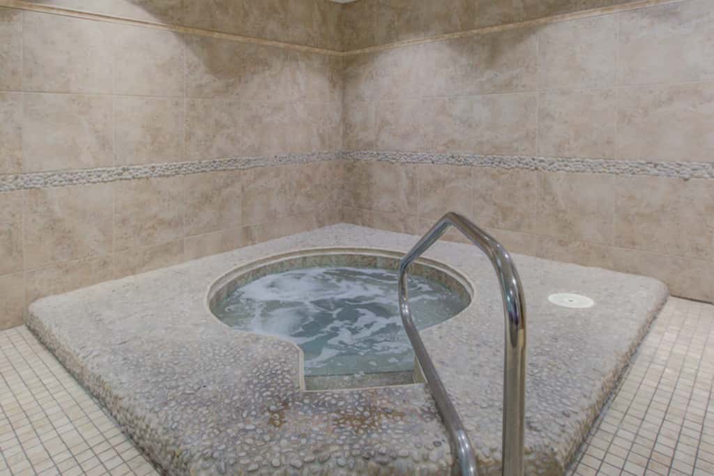 10th Floor Beautiful Condo, Splash pad w multiple pools & hot tub