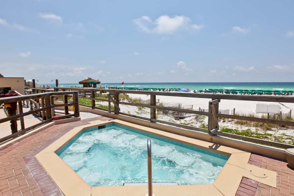 10th Floor Beautiful Condo, Splash pad w multiple pools & hot tub