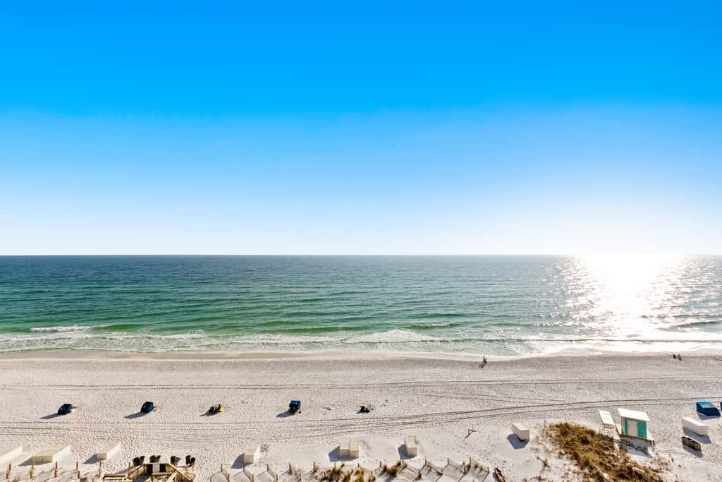 10th Floor Beautiful Condo, Splash pad w multiple pools & hot tub