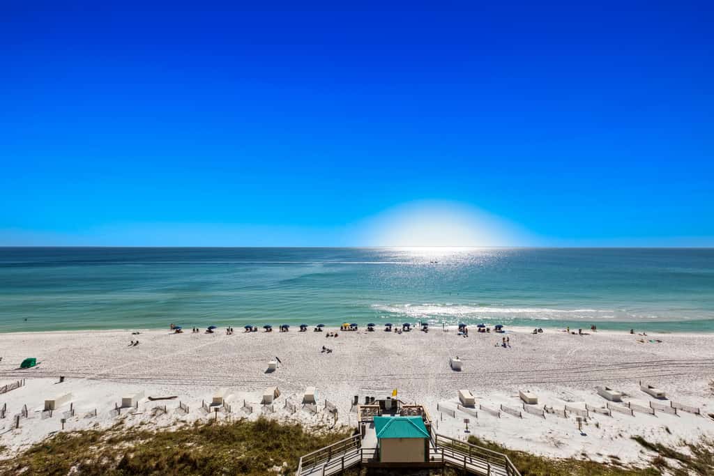 10th Floor Beautiful Condo, Splash pad w multiple pools & hot tub