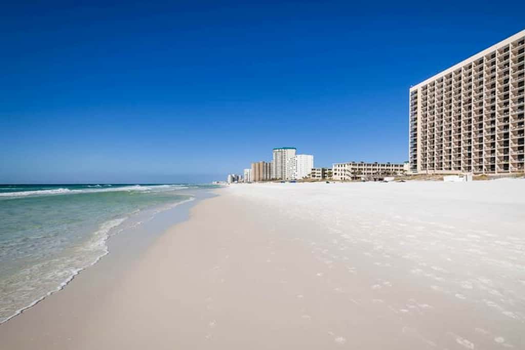 10th Floor Beautiful Condo, Splash pad w multiple pools & hot tub