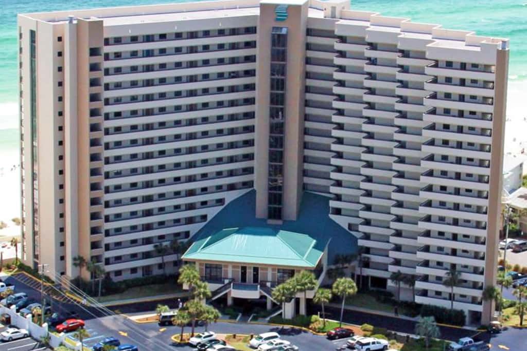 10th Floor Beautiful Condo, Splash pad w multiple pools & hot tub