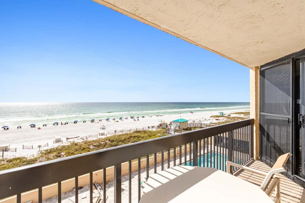 4th Floor Welcoming Condo, On-site pool w bar & restaurant
