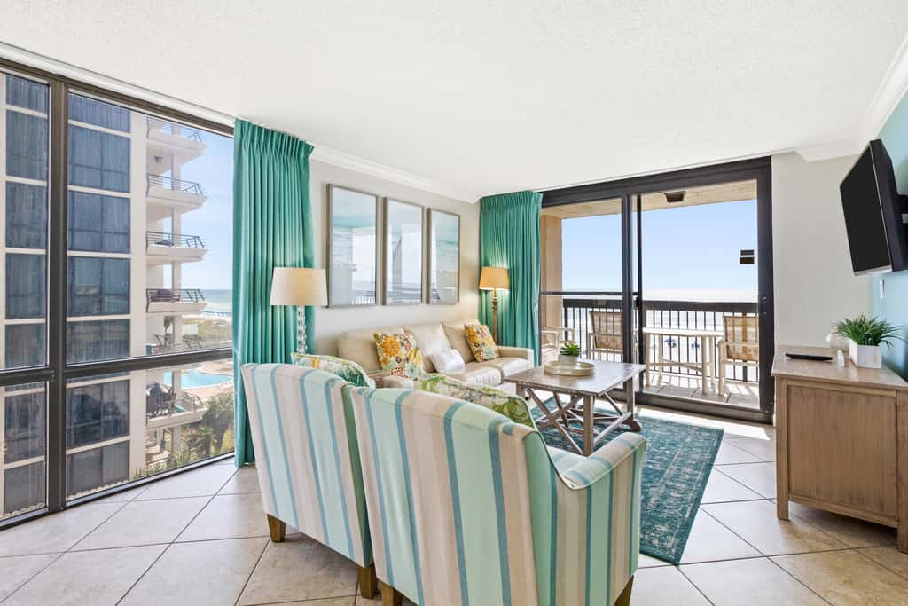 4th Floor Welcoming Condo, On-site pool w bar & restaurant