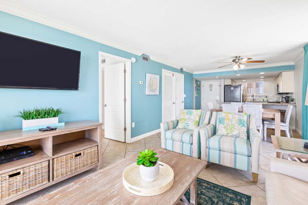 4th Floor Welcoming Condo, On-site pool w bar & restaurant