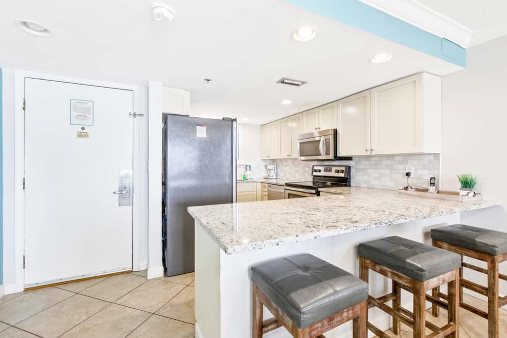 4th Floor Welcoming Condo, On-site pool w bar & restaurant