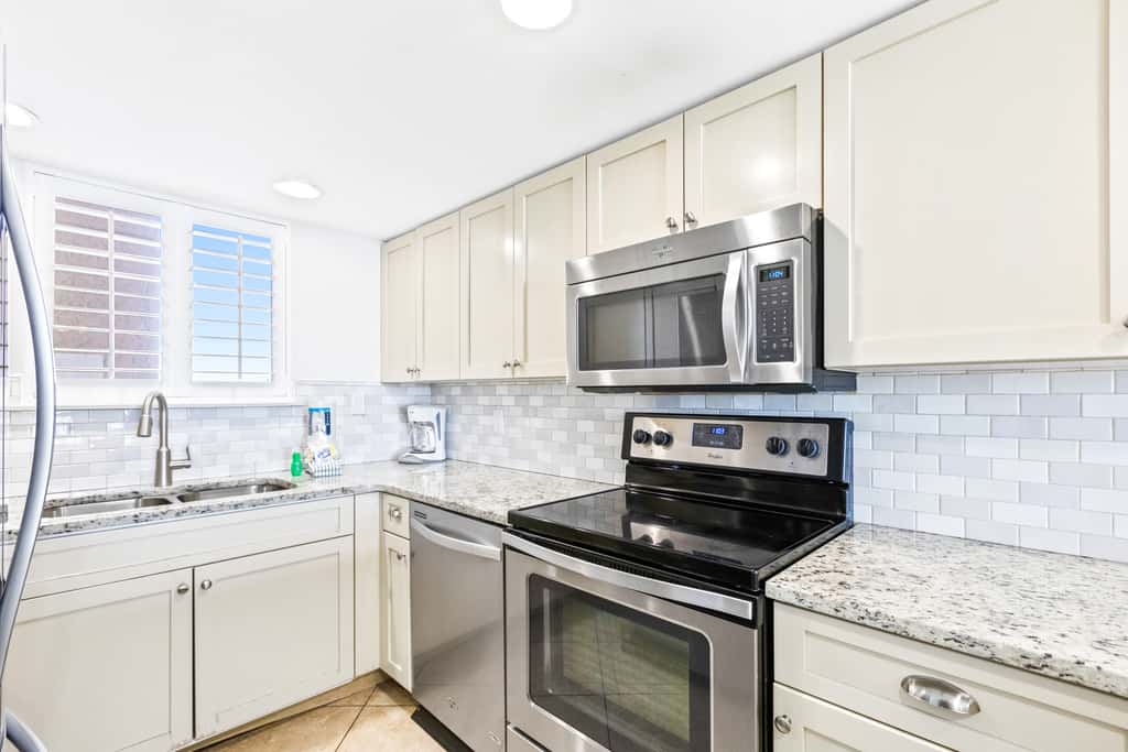 4th Floor Welcoming Condo, On-site pool w bar & restaurant