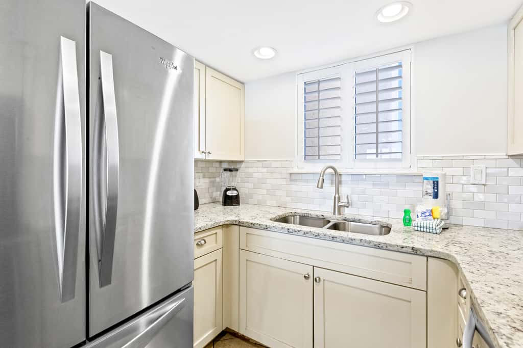 4th Floor Welcoming Condo, On-site pool w bar & restaurant