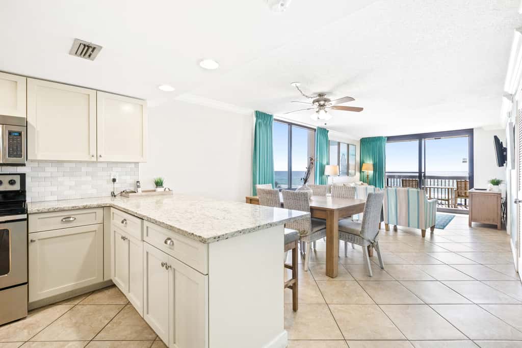 4th Floor Welcoming Condo, On-site pool w bar & restaurant