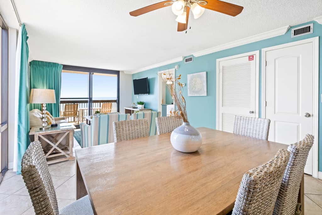 4th Floor Welcoming Condo, On-site pool w bar & restaurant
